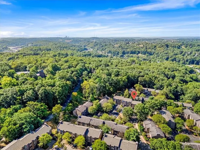 385 Hawthorn Ct gallery image 30