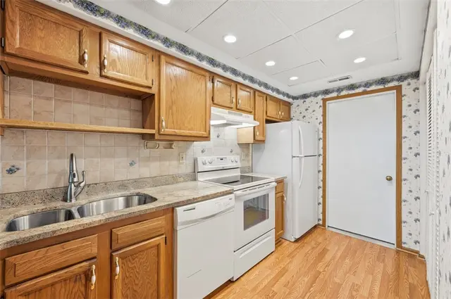 39 Ashford Dr gallery image 10