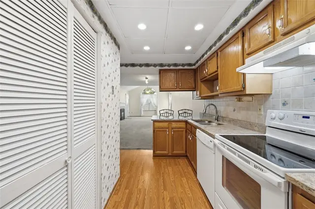 39 Ashford Dr gallery image 16