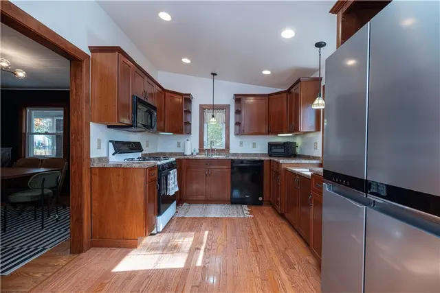 391 Roosevelt Rd gallery image 17