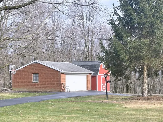 3933 Hardt Dr gallery image 2