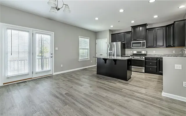 400 Fairmont Dr gallery image 2