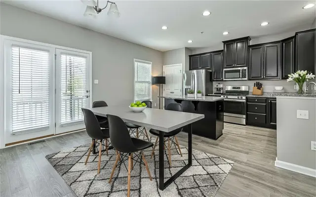 400 Fairmont Dr gallery image 3