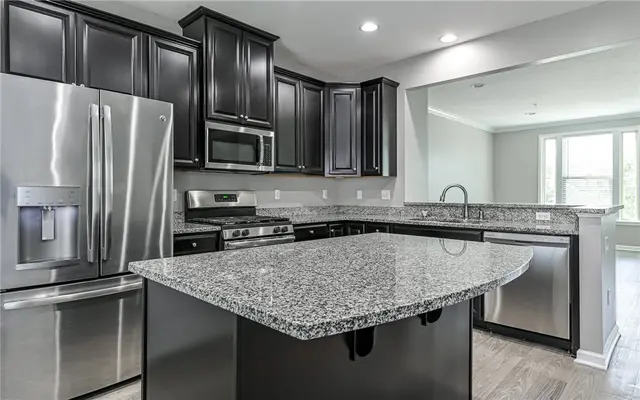 400 Fairmont Dr gallery image 5
