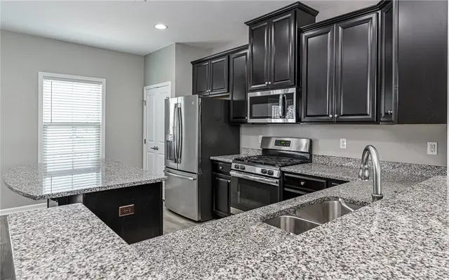 400 Fairmont Dr gallery image 8