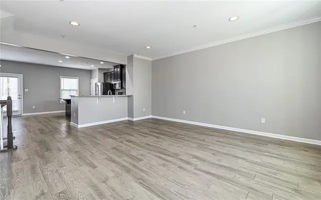 400 Fairmont Dr gallery image 9