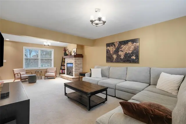 4008 Crestwood Dr gallery image 16