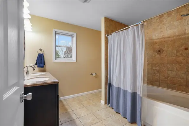 4008 Crestwood Dr gallery image 35