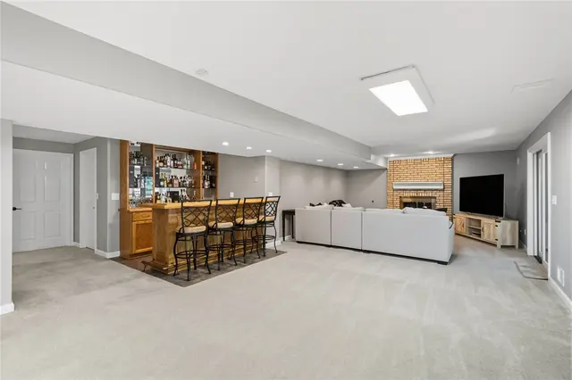 401 Acorn Ct gallery image 39