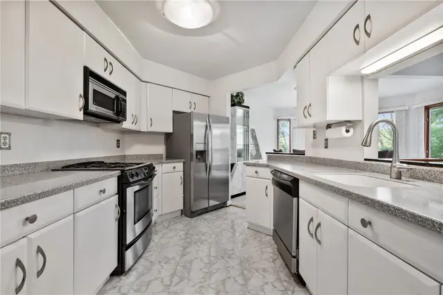 402 Forest Edge Ct gallery image 3