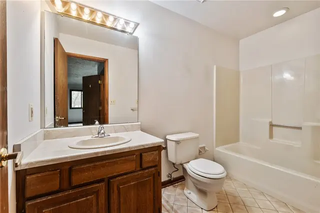 402 Forest Edge Ct gallery image 10