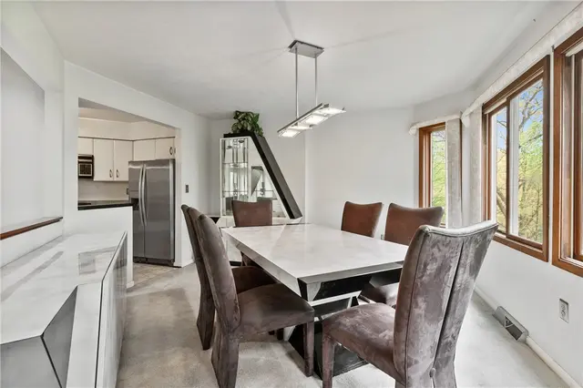 402 Forest Edge Ct gallery image 14