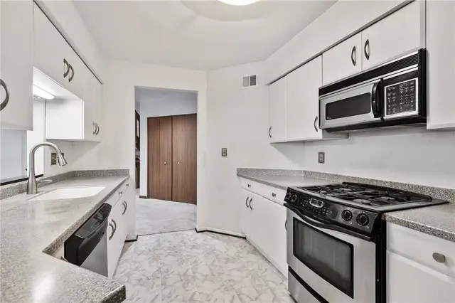 402 Forest Edge Ct gallery image 16