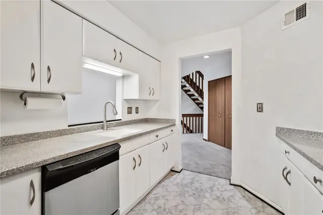 402 Forest Edge Ct gallery image 31