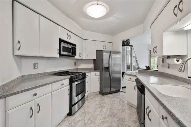 402 Forest Edge Ct gallery image 33