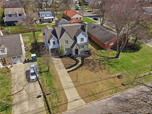 402 Meadow Ln gallery image 3