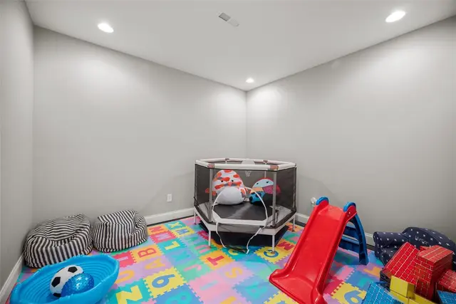 403 Cayuga Cir gallery image 34