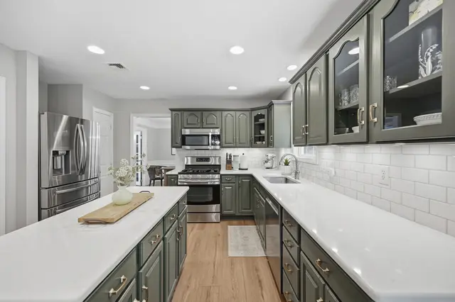 405 Auburn DRIVE gallery image 10
