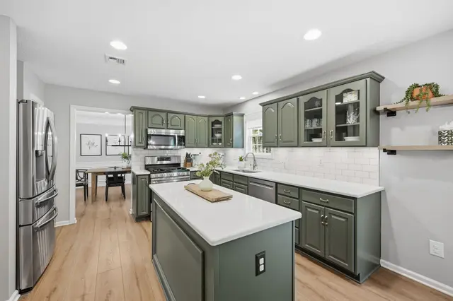 405 Auburn DRIVE gallery image 32