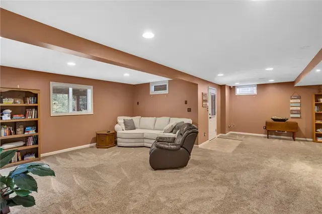 405 Mallard Dr gallery image 17