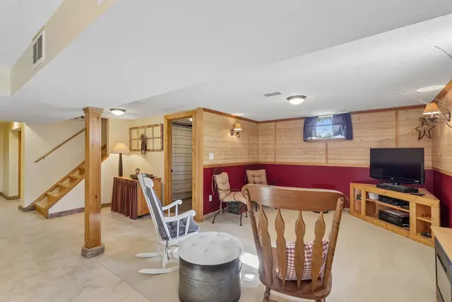 405 Vineyard DRIVE gallery image 8