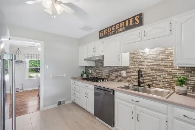 405 Vineyard DRIVE gallery image 13