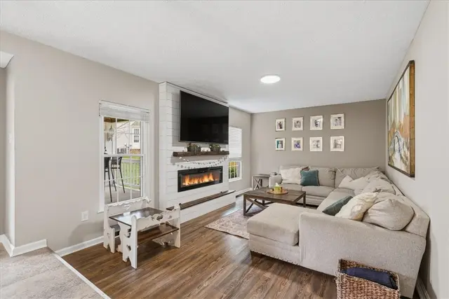 406 Arbor Dr gallery image 3
