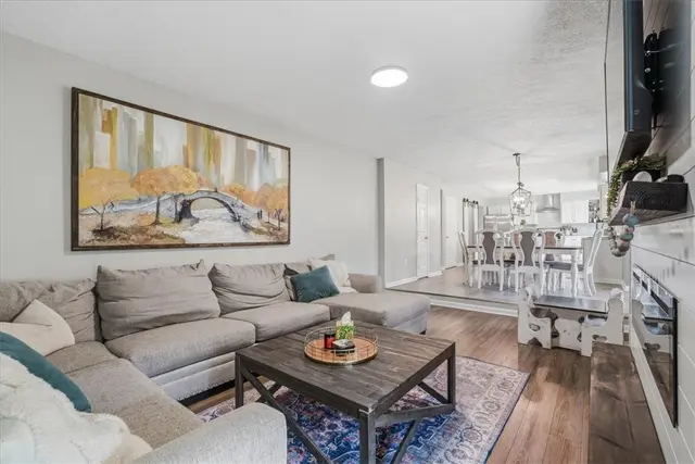 406 Arbor Dr gallery image 4