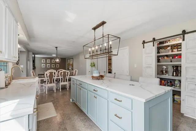 406 Arbor Dr gallery image 8