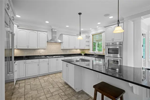 406 Blackstone Lane gallery image 9