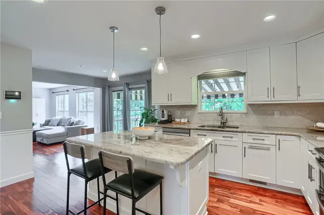 406 Chatham Ln gallery image 3