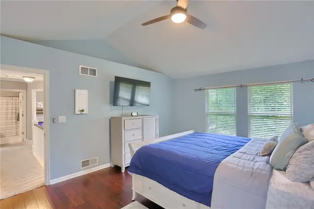406 Chatham Ln gallery image 4