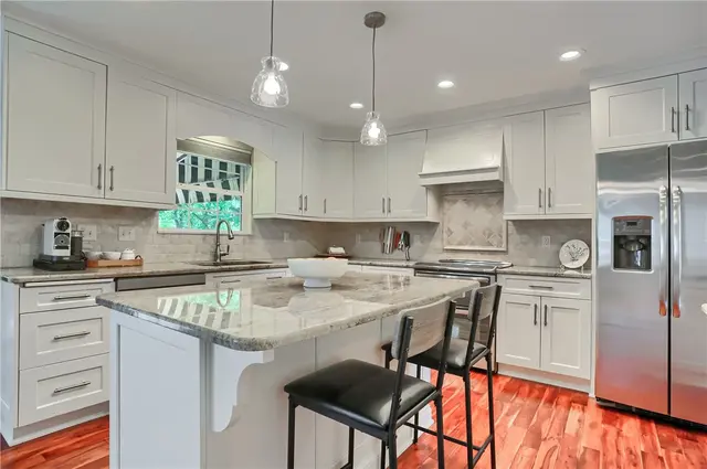 406 Chatham Ln gallery image 6