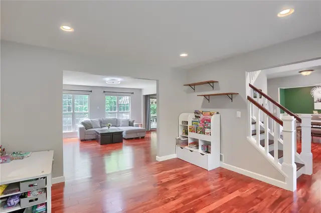 406 Chatham Ln gallery image 17