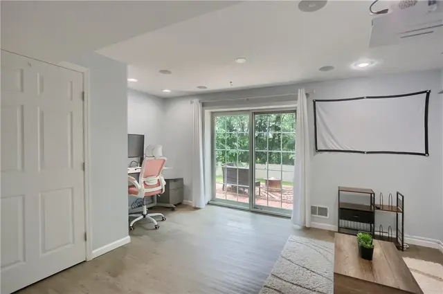 406 Chatham Ln gallery image 23