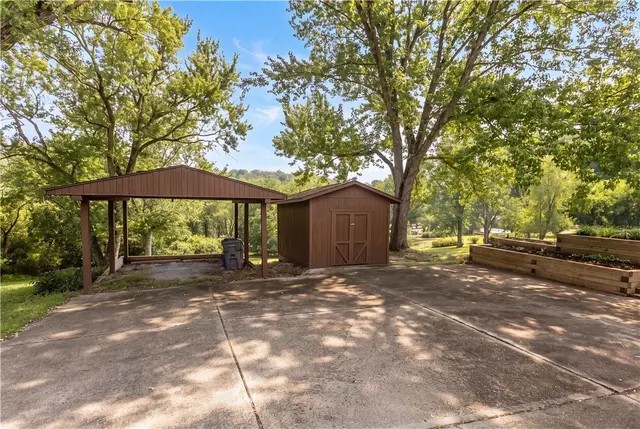 407 Vineyard Dr gallery image 32