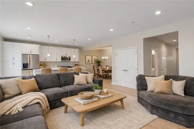 407 Walnut Ct gallery image 2