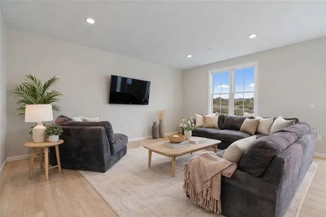 407 Walnut Ct gallery image 3