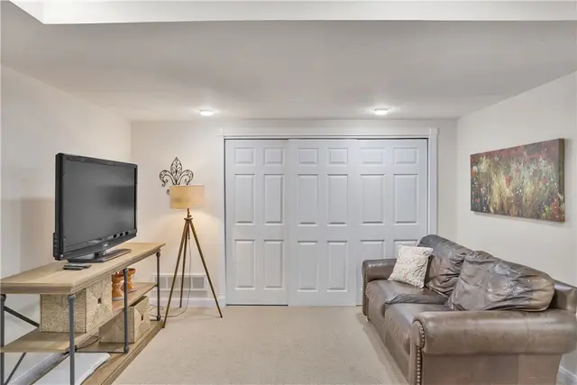 408 Honey Locust Dr gallery image 4
