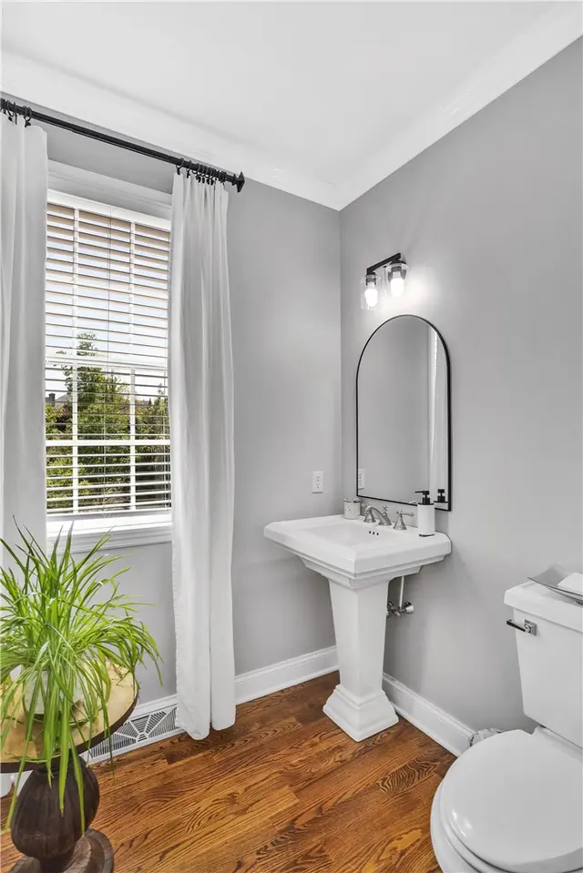408 Honey Locust Dr gallery image 8