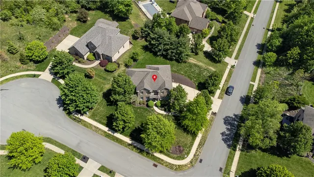 408 Honey Locust Dr gallery image 9