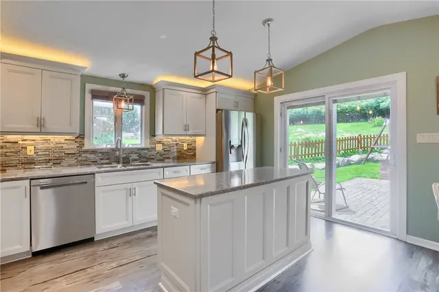 409 Shoreham Dr gallery image 3