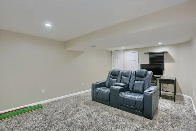 409 Shoreham Dr gallery image 19