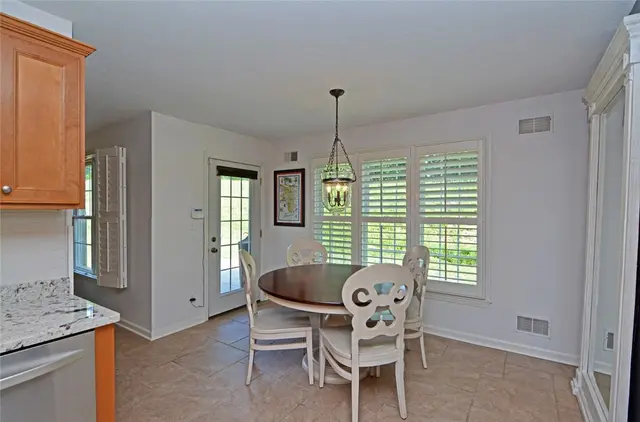 410 Duke Ct gallery image 14