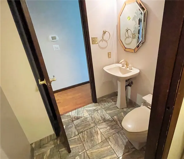 415 CANTERBURY TRAIL gallery image 30