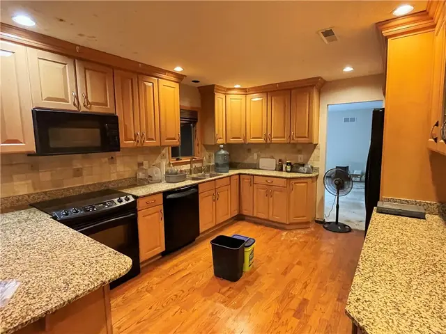 415 CANTERBURY TRAIL gallery image 35