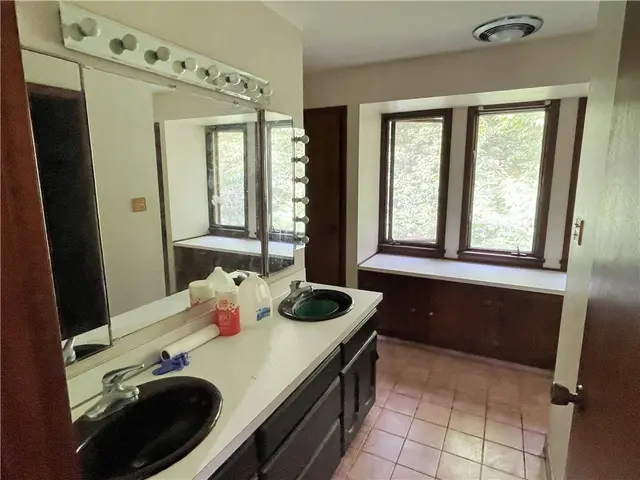 415 CANTERBURY TRAIL gallery image 40