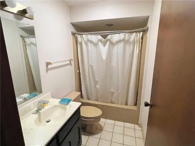 415 CANTERBURY TRAIL gallery image 43