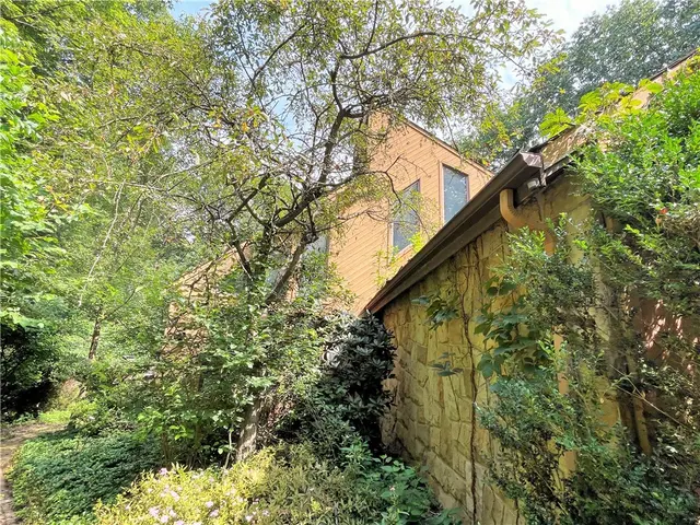 415 CANTERBURY TRAIL gallery image 49