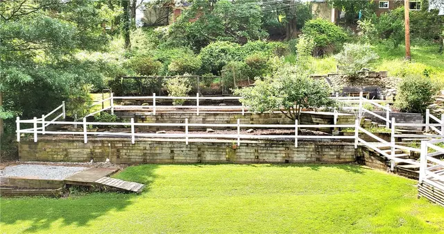 415 Hunter Dr gallery image 15